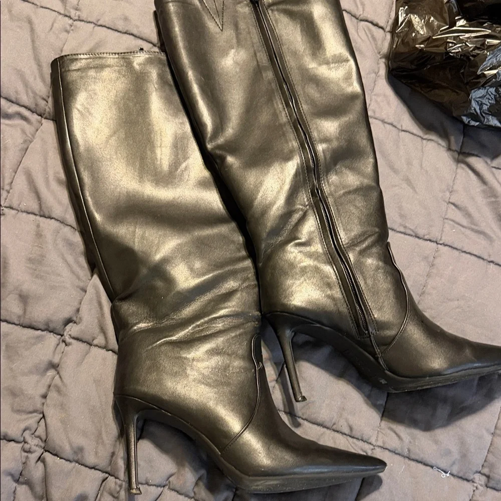 Elegant Black Leather Knee-High Boots - Picture 1 of 6